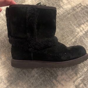 KIDS UGG MINI BOOTS with Shearling detail along the seams